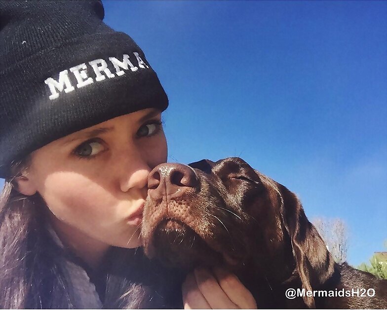 Allie Bertram y su perro Charles