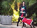 Allie Bertram y su perro Charles