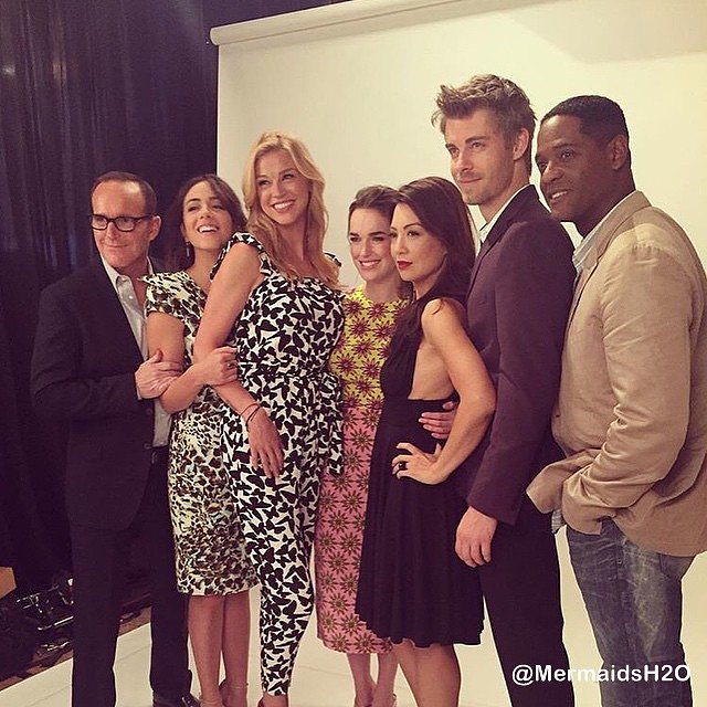 Luke Mitchell con el cast de Agents of SHIELD