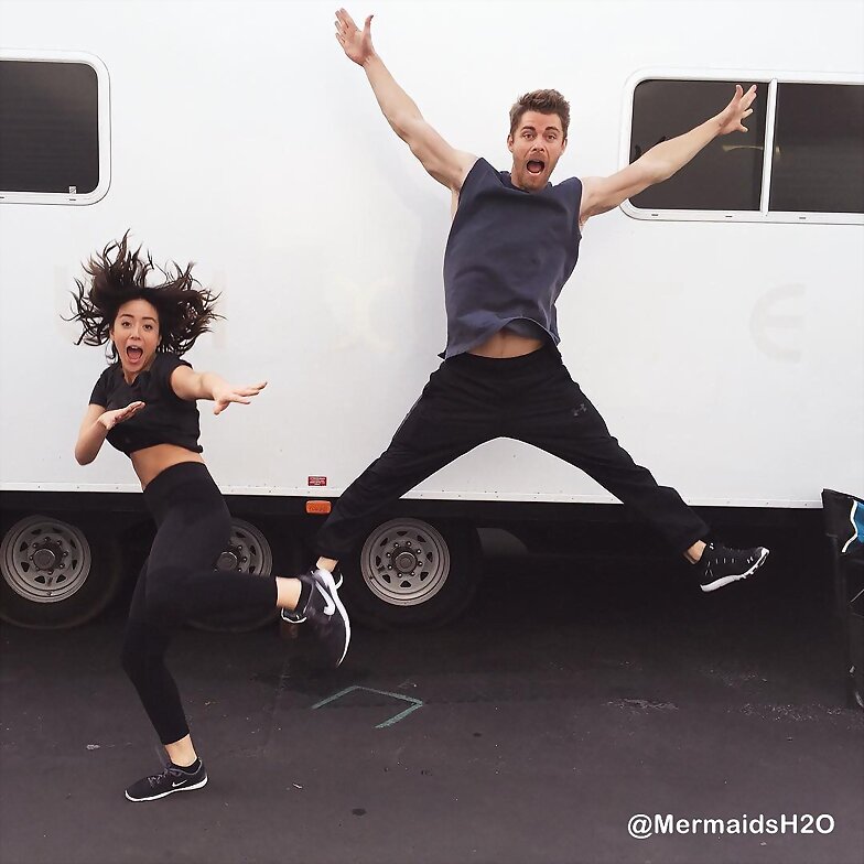 Luke Mitchell y Chloe Bennet en Agents of SHIELD