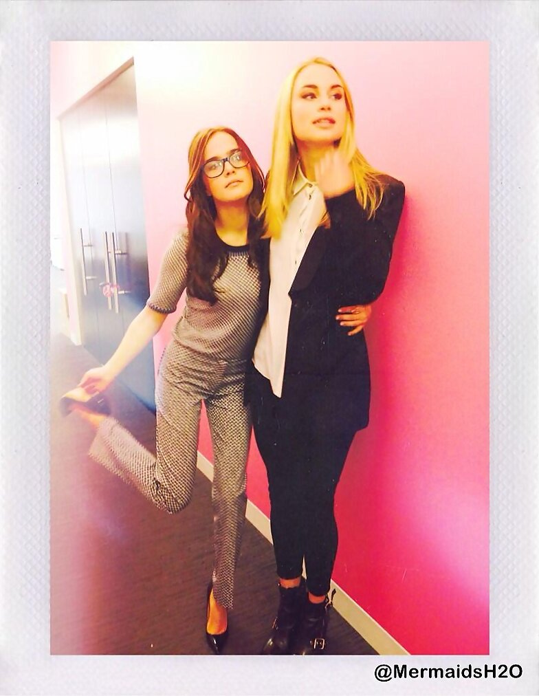 Lucy Fry y Zoey Deutch 2014
