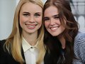 Lucy Fry y Zoey Deutch 2014