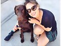 Allie Bertram y su perro Charles