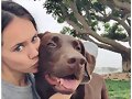Allie Bertram y su perro Charles