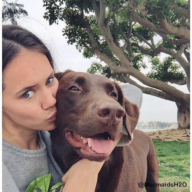 Allie Bertram y su perro Charles