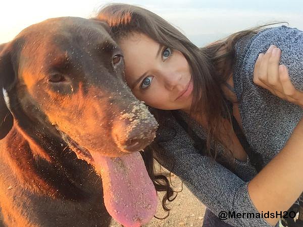Allie Bertram y su perro Charles