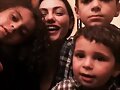 Phoebe Tonkin con la familia de su novio Paul Wesl