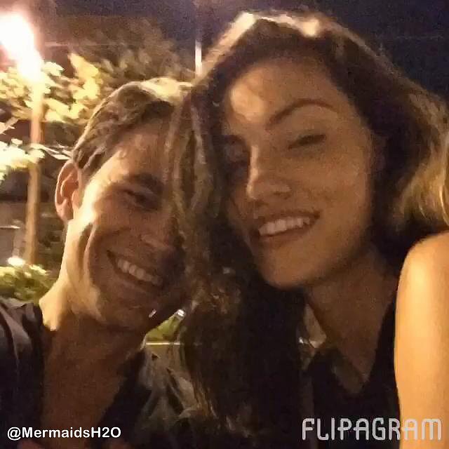 Phoebe Tonkin con su novio Paul Wesley