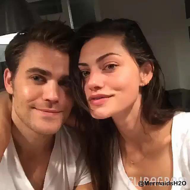 Phoebe Tonkin con su novio Paul Wesley