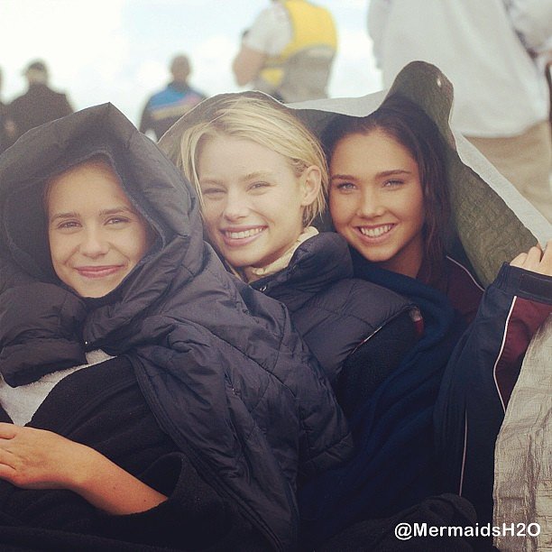 Lucy Fry en la serie Alien Surf Girls