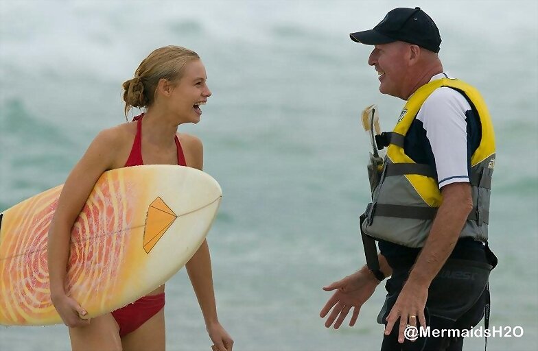 Lucy Fry en la serie Alien Surf Girls