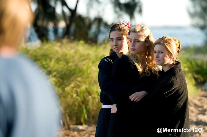 Lucy Fry en la serie Alien Surf Girls