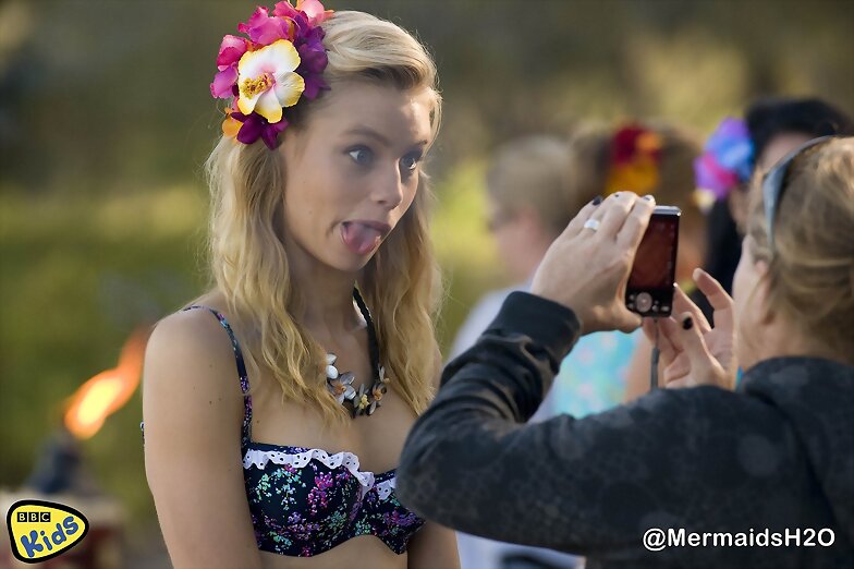 Lucy Fry en la serie Alien Surf Girls