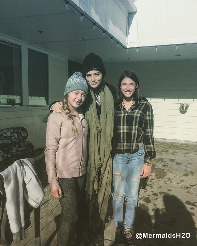 Phoebe Tonkin con fans