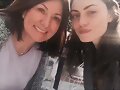 Phoebe Tonkin con su madre Jane Tonkin