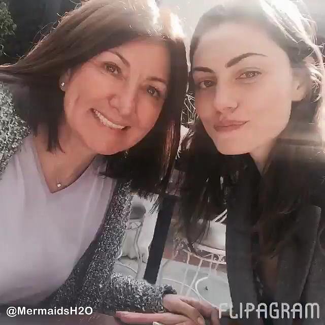 Phoebe Tonkin con su madre Jane Tonkin