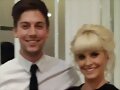 Amy Ruffle con su novio Lincoln Younes en una boda