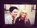 Amy Ruffle con su novio Lincoln Younes en una boda