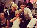 Amy Ruffle con su novio Lincoln Younes en una boda