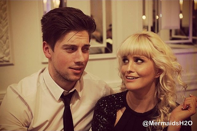 Amy Ruffle con su novio Lincoln Younes en una boda