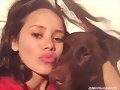Allie Bertram y su perro Charles
