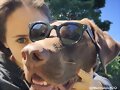 Allie Bertram y su perro Charles