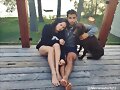 Allie Bertram con su novio Andrew y perro Charles
