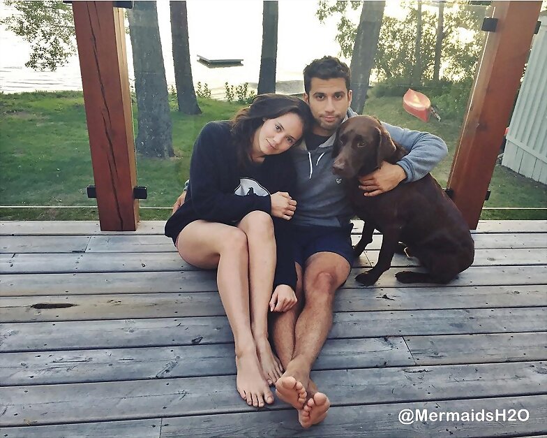 Allie Bertram con su novio Andrew y perro Charles