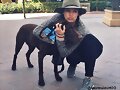 Allie Bertram y su perro Charles