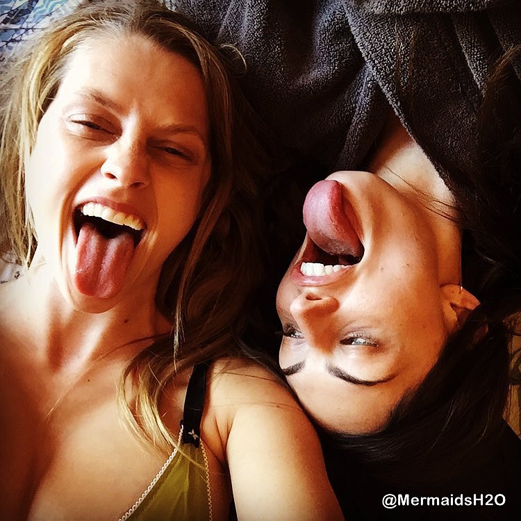Teresa Palmer y Phoebe Tonkin