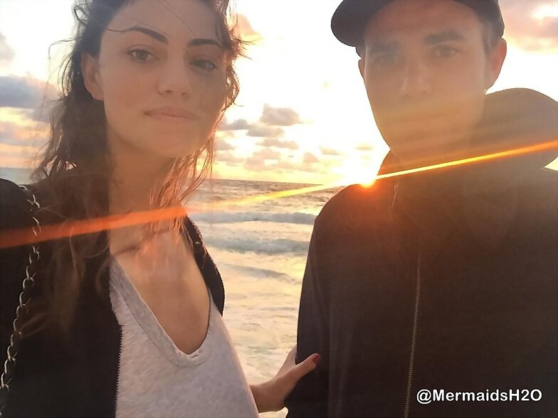 Phoebe Tonkin con su novio Paul Wesley
