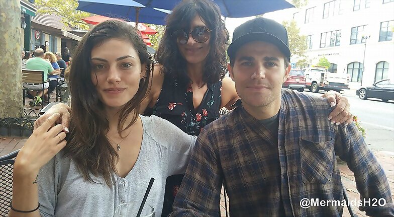 Phoebe Tonkin con su novio Paul Wesley y madre