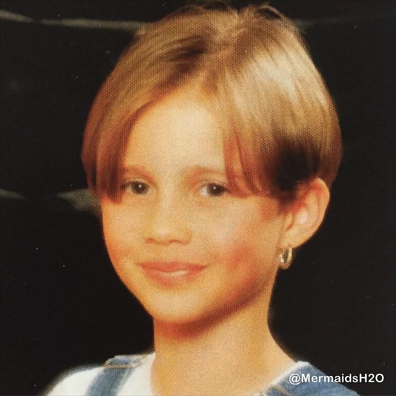 Claire Holt de pequeña