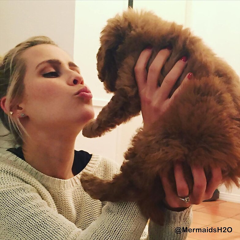 Claire Holt con su nuevo perrito Henry