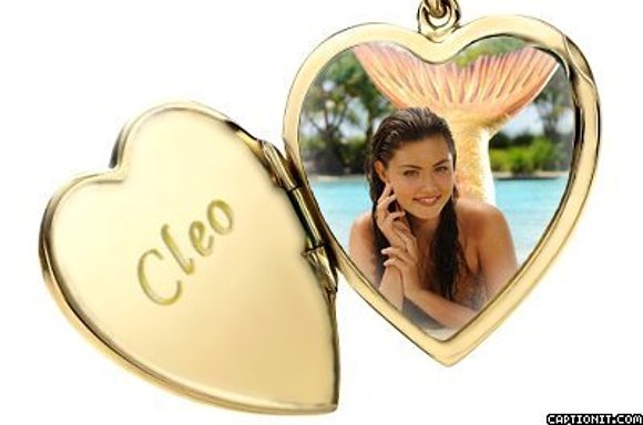 Cleo en el colgante corazón!