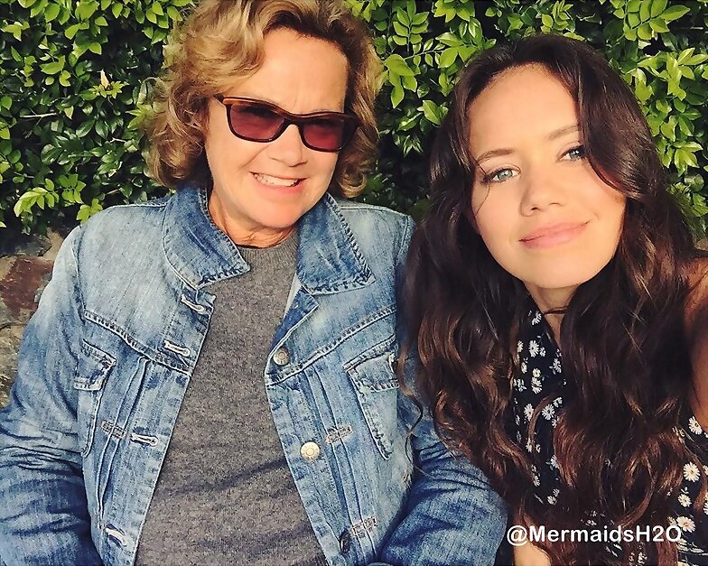 Allie Bertram con su madre