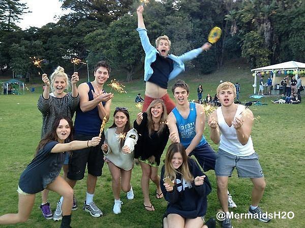 Amy Ruffle, Luke Mitchell con sus parejas y amigos