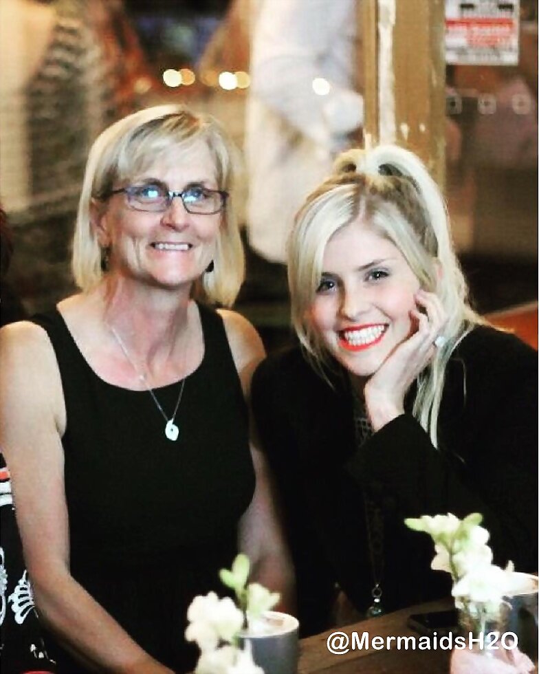 Amy Ruffle con su madre Annette Ruffle