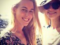 Lucy Fry y su hermana