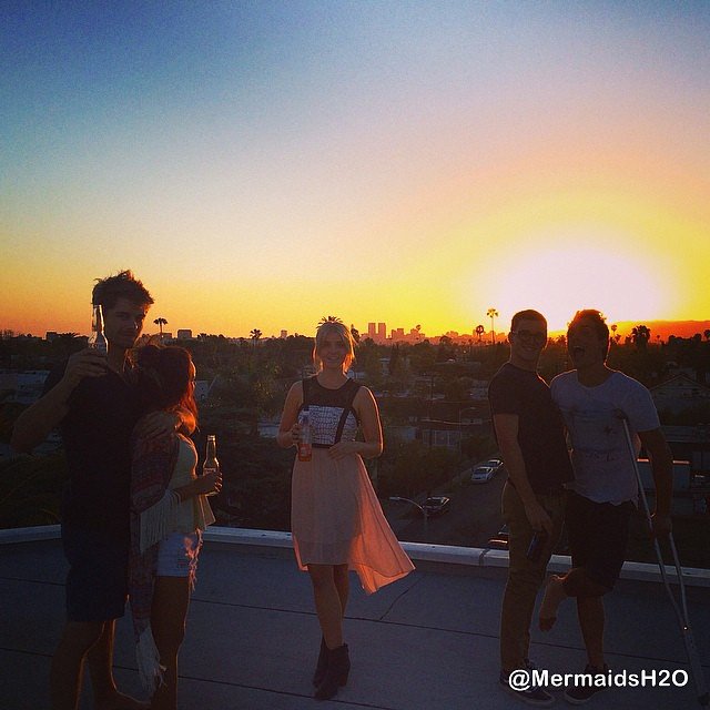 Luke Mitchell con su esposa y Amy Ruffle