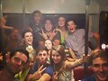 Amy Ruffle con su novio Lincoln Younes y amigos