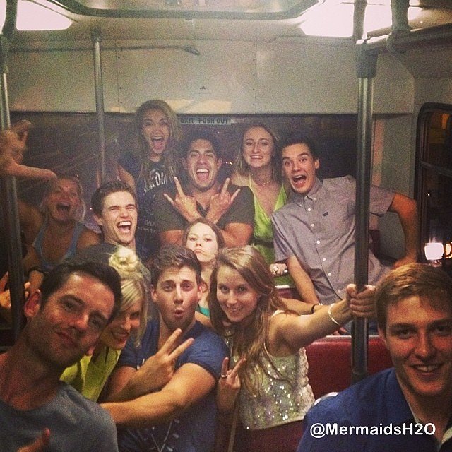 Amy Ruffle con su novio Lincoln Younes y amigos