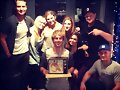 Amy Ruffle con su novio Lincoln Younes y amigos