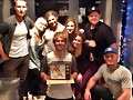 Amy Ruffle con su novio Lincoln Younes y amigos