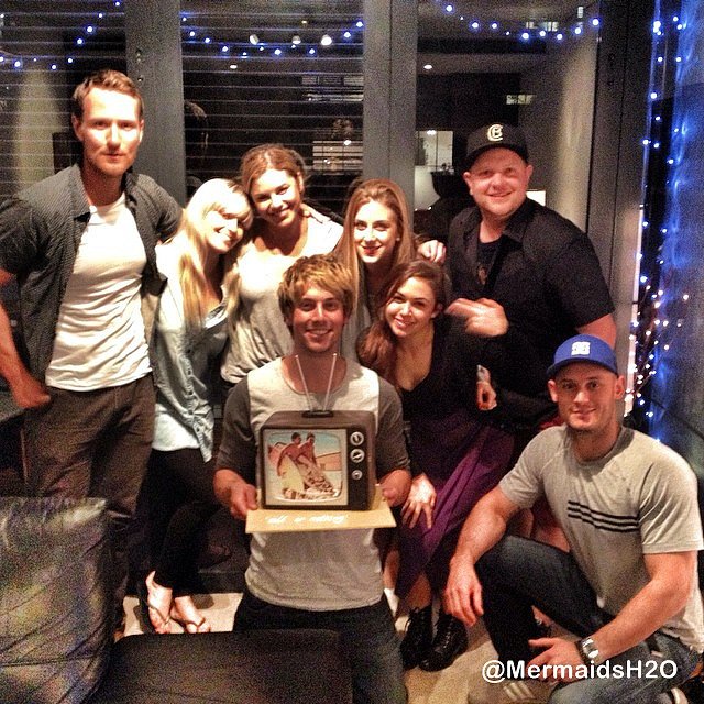 Amy Ruffle con su novio Lincoln Younes y amigos