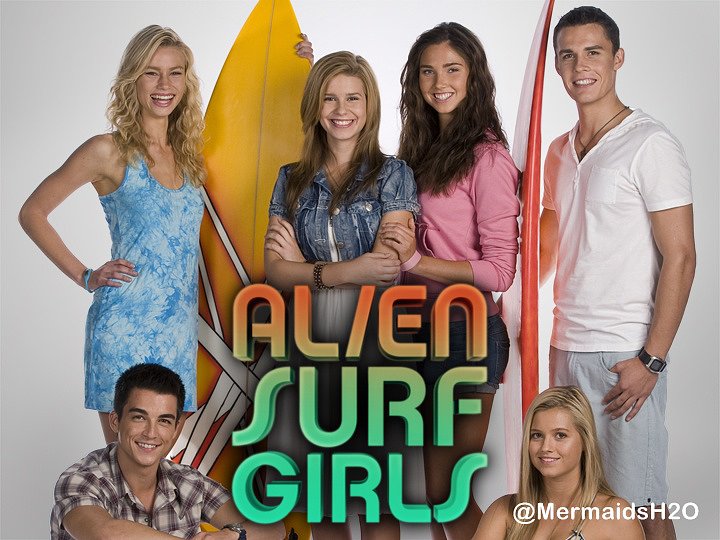 Lucy Fry en la serie Alien Surf Girls
