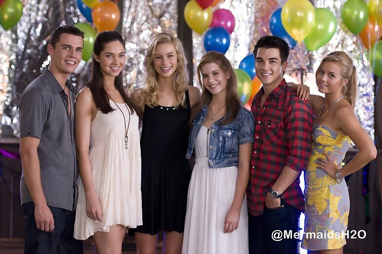Lucy Fry en la serie Alien Surf Girls
