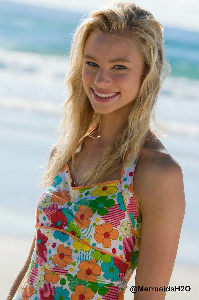 Lucy Fry en la serie Alien Surf Girls
