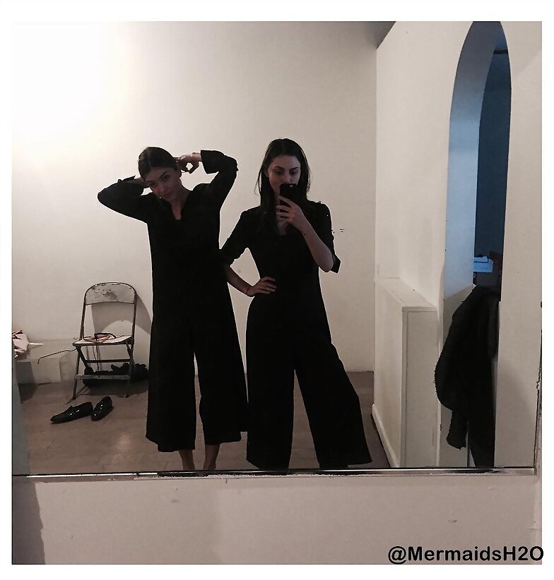 Phoebe Tonkin y Shelley Hennig en New York