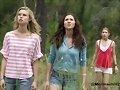 Lucy Fry en la serie Alien Surf Girls